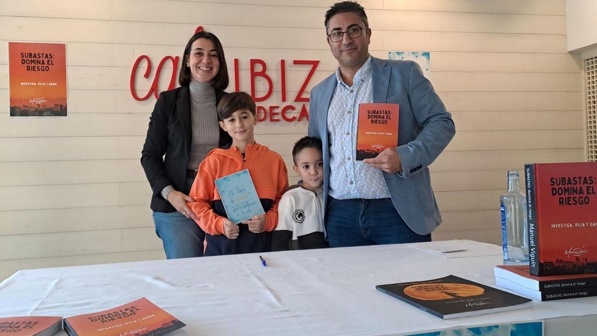 Manuel Viguóin con su familia en la presentación del libro en el Club de Campo. | DI