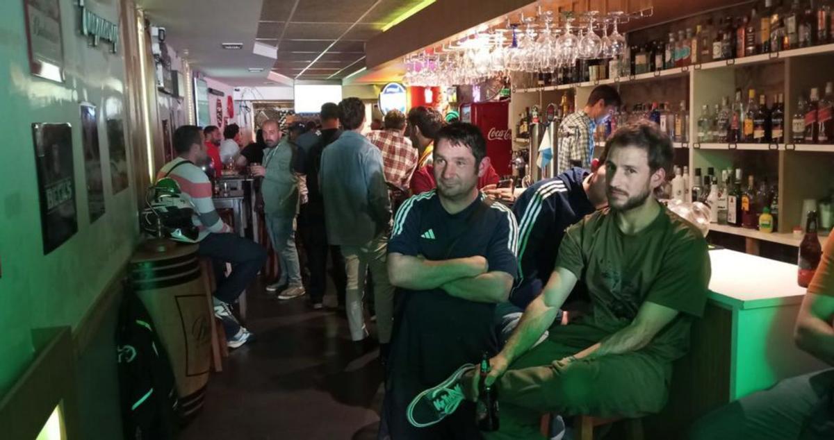 Aficionados granates ven el partido por la televisión. | R. V.