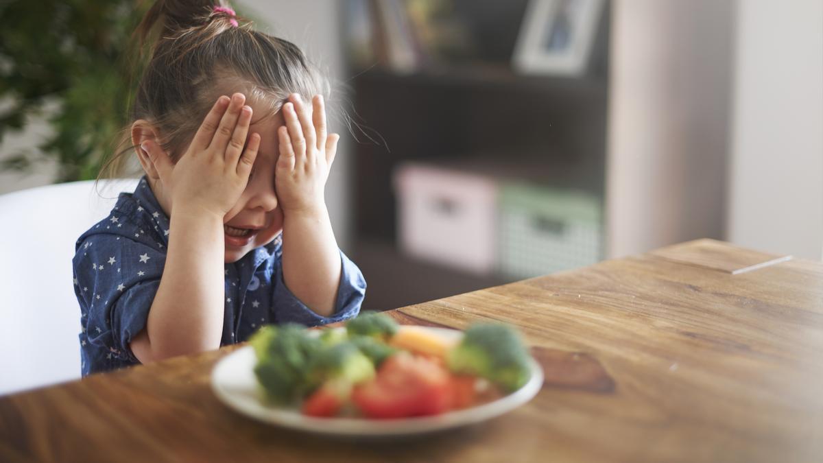 Obligar a tu niño a comer tiene consecuencias nefastas ¿Lo sabías? Lee nuestro artículo antes de hacerlo