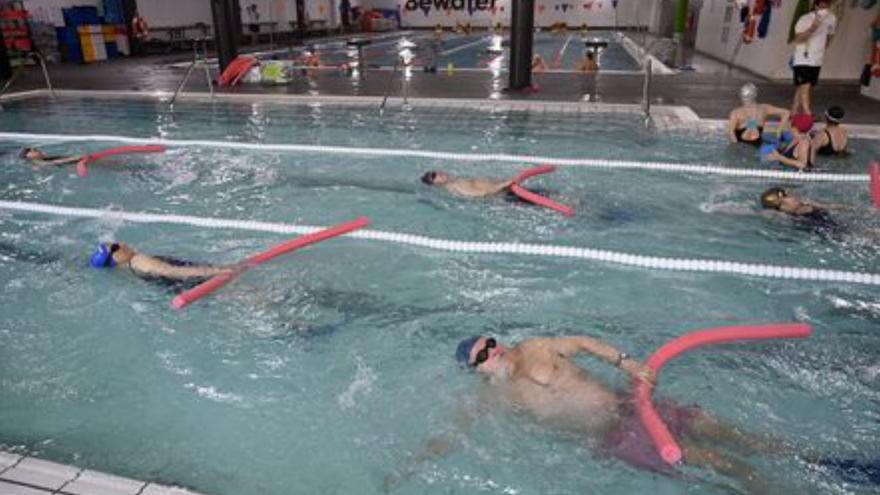 El Concello autoriza la subida de tarifas en el gimnasio y las piscinas de Campolongo