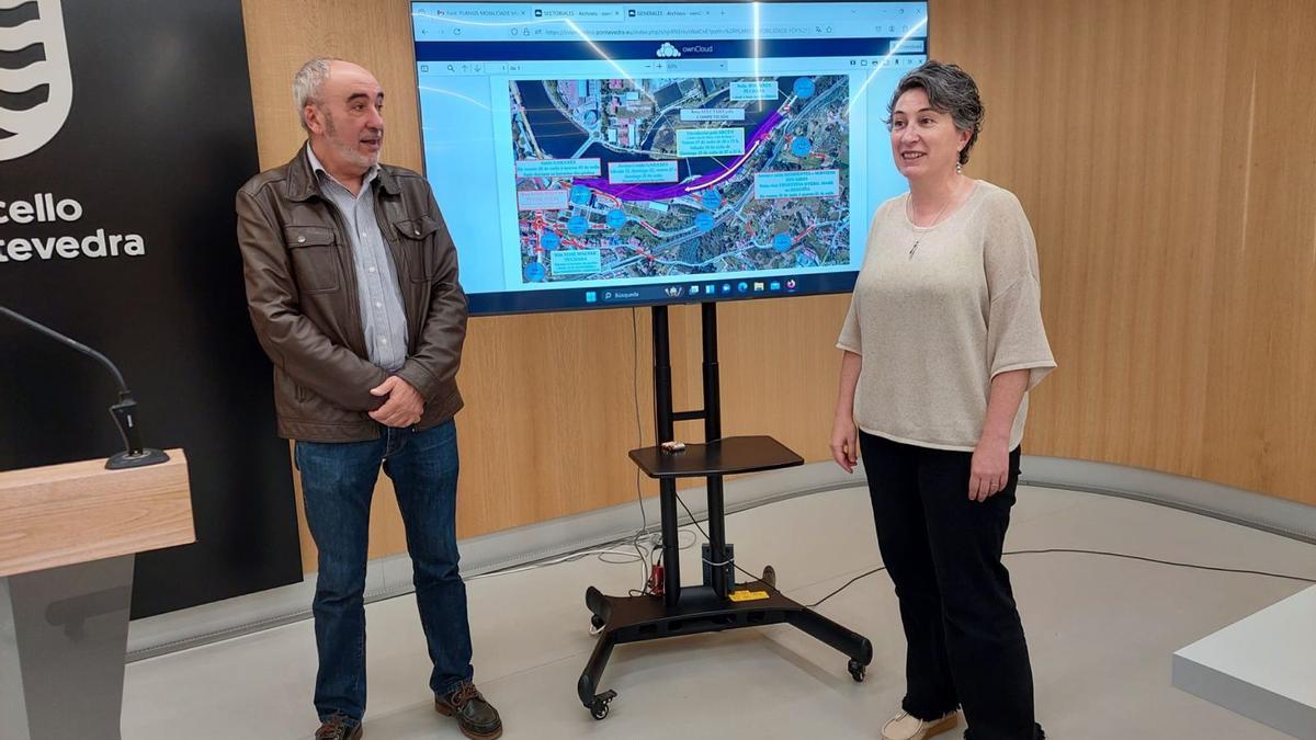 Eva Villaverde expuso el operativo de movilidad del triatlón junto a Daniel Macenlle, director general de Protección Ciudadana del Concello.