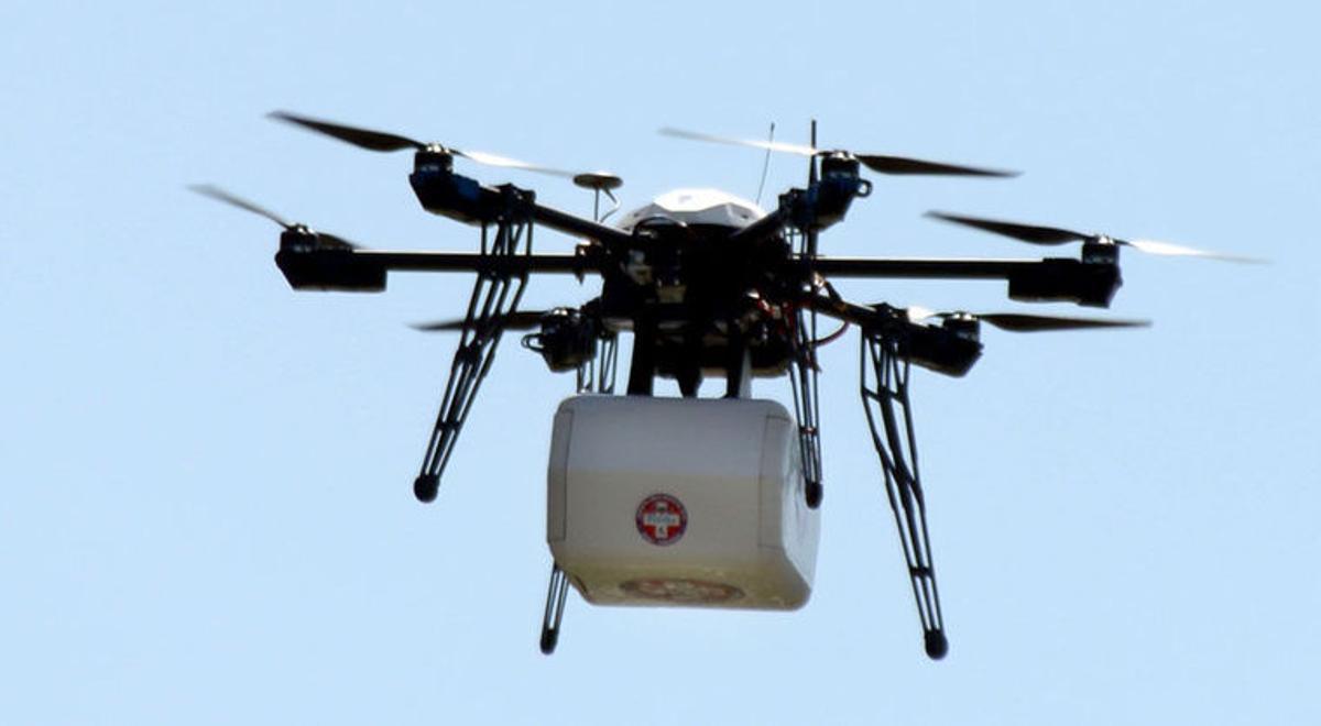 Vídeo de la primera entrega de medicinas con un drone, que tuvo lugar en una zona remota de Virginia.