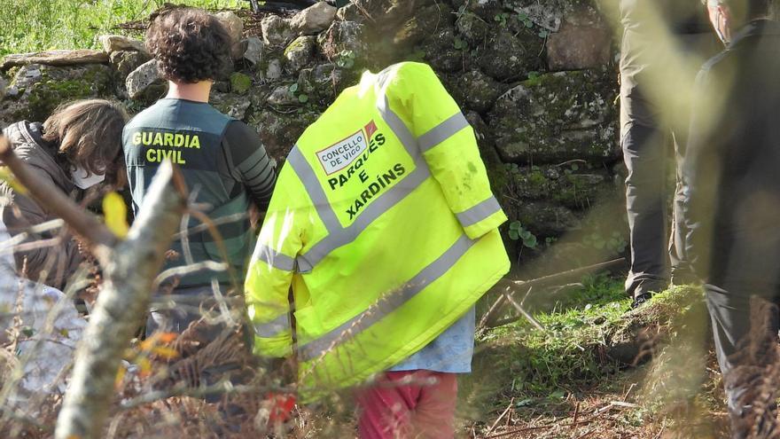 La encausada (bajo la chaqueta), durante el registro en el entorno de su domicilio, en diciembre de 2021.