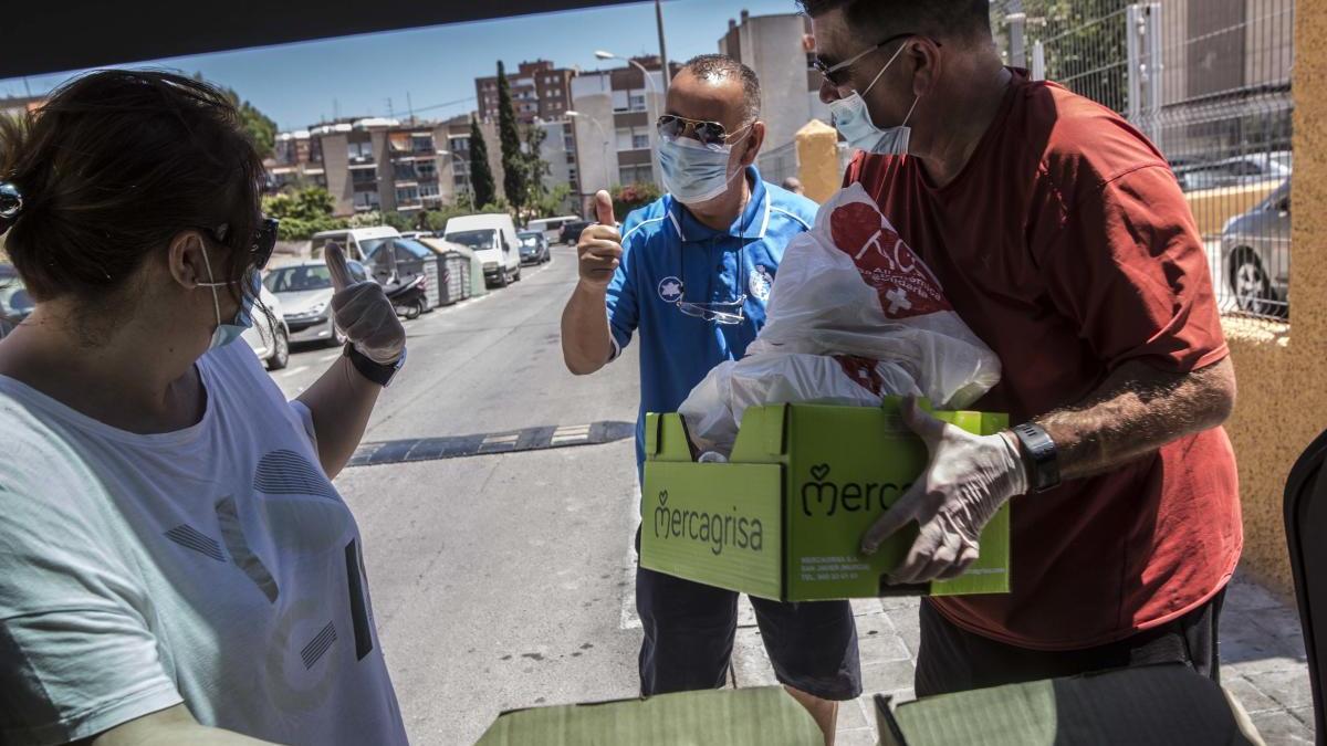 Reparto de alimentos a cargo de vecinos días atrás en la Zona Norte