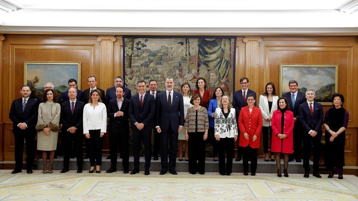 El Rey posa con los 23 miembros del Gobierno PSOE-Unidas Podemos.