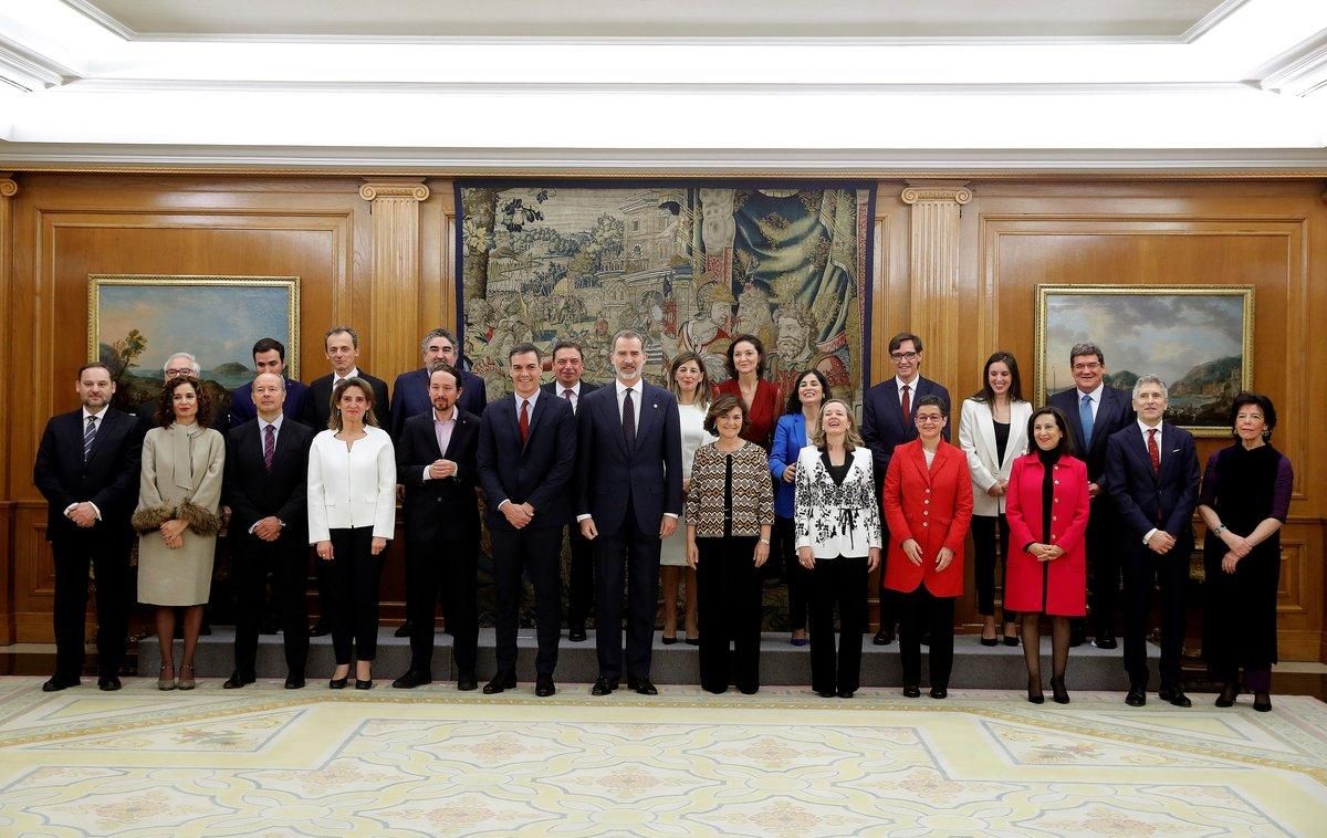 El Rey Felipe VI (priemera fila 7i), posa en una fotos de familia junto a los mimebros del gobierno de coaliciÃ³n de PSOE y Unidas Podemos, tras la jura del cargo de los ministros, en el Palacio de la Zarzuela de Madrid, a 13 de enero de 2020.