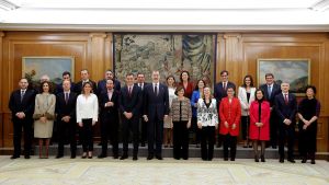 El Rey Felipe VI (priemera fila 7i), posa en una fotos de familia junto a los mimebros del gobierno de coaliciÃ³n de PSOE y Unidas Podemos, tras la jura del cargo de los ministros, en el Palacio de la Zarzuela de Madrid, a 13 de enero de 2020.