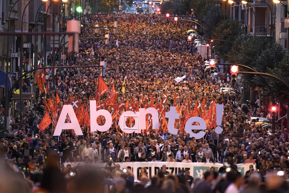 Desenes de milers de persones reclamen la independència a Bilbao