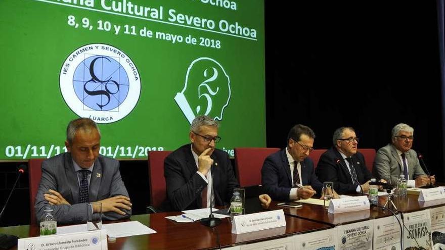 Por la izquierda, Arturo Llamedo, Santiago García Granda, Genaro Alonso, Simón Guardado y el director del instituto de Luarca, José Ignacio Nieto, en la apertura de las jornadas.