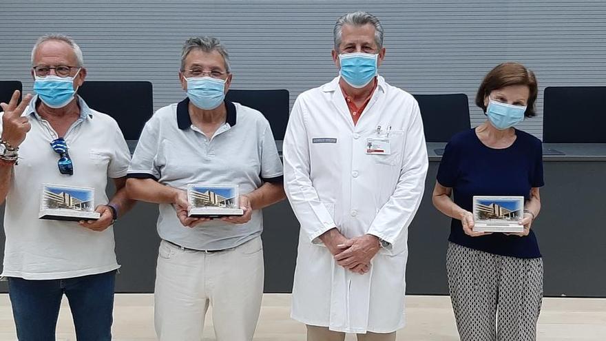 Los tres sanitarios, con su placa conmemorativa, junto al gerente, Carlos Gosálbez