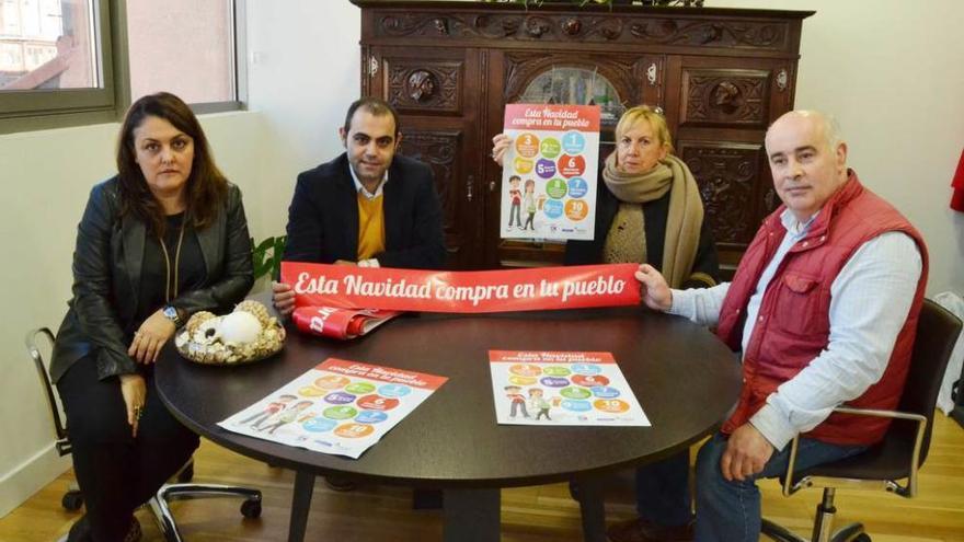 Charo Fernández, alcaldesa de Ribadesella, Manuel Prieto, Estela Rosete y Manolo Silva, presidente de Aicor.