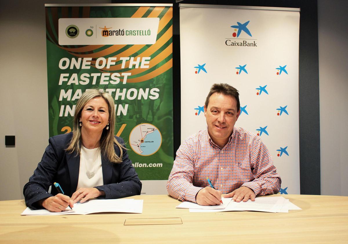 Olga García, directora territorial de CaixaBank en la Comunitat Valenciana y Región de Murcia; Juanma Medina, director de Marató bp Castelló y 10K FACSA Castelló.