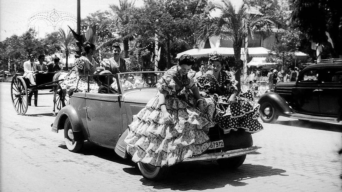 Curiosa imagen de 1942: Dos mujeres, montadas en el capó de un coche, en una fotografía impensable en nuestros días.