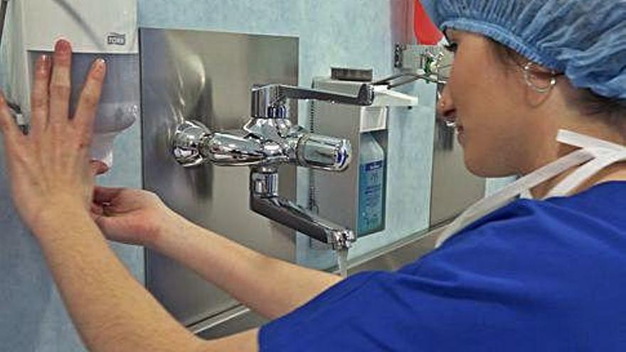 Una professional de la salut rentant-se les mans