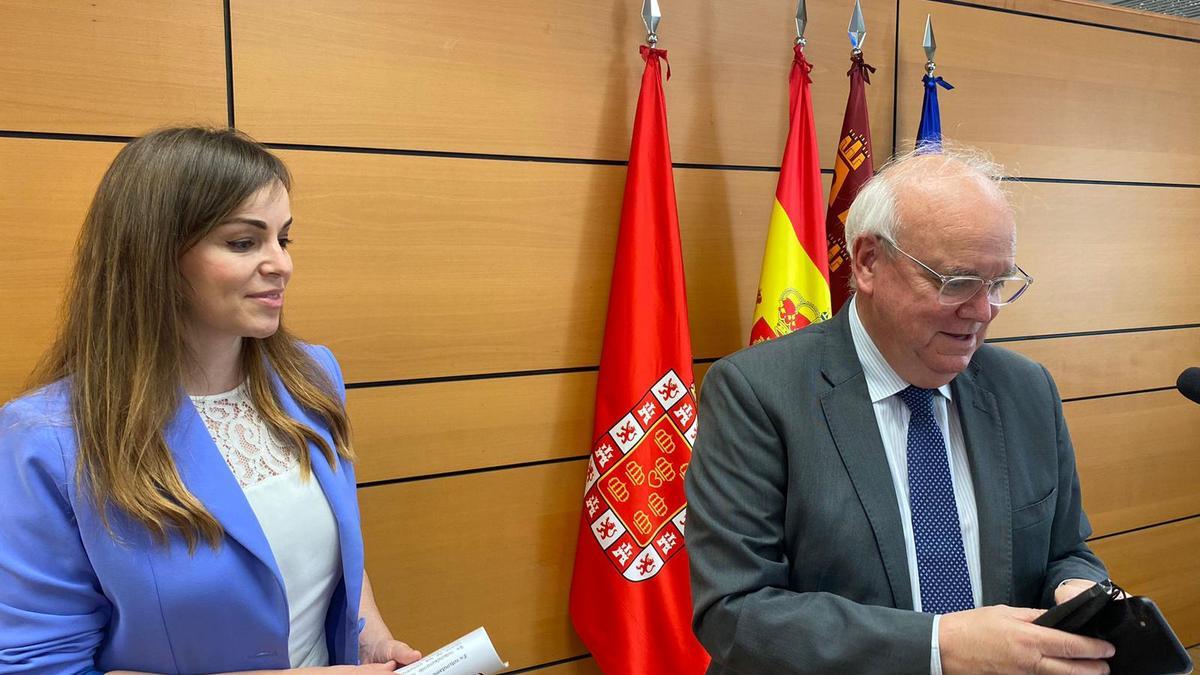 El edil popular Eduardo Martínez Oliva, y la portavoz local del PP, Rebeca Pérez