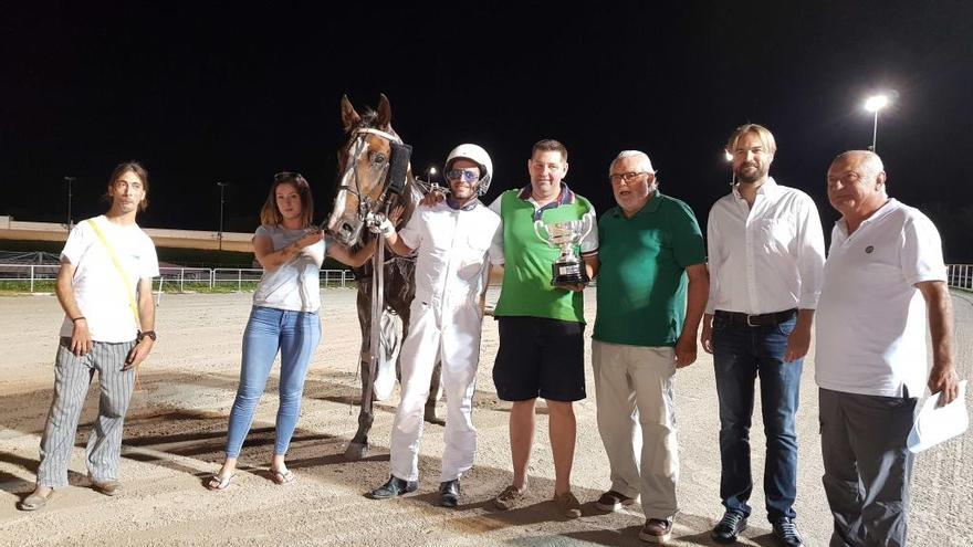 Acto de la entrega del trofeo al ganador de la &#039;Revenja&#039;, Fantàstic BS dirigido por Xisco Bennásar.