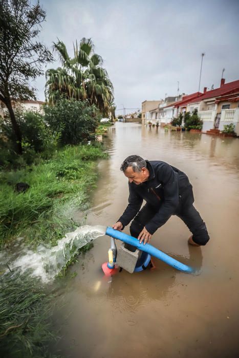 Imágenes de los vecinos retirando agua de las viviendas y las balsas de laminación que no dieron abasto ayer junto a la laguna de Torrevieja