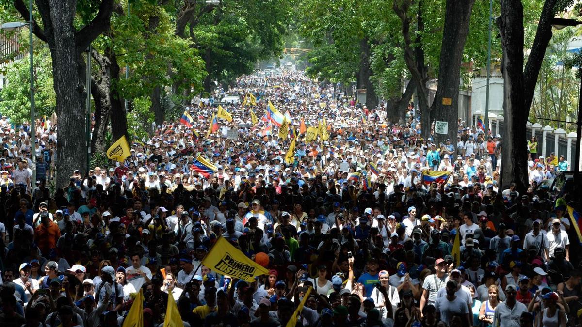 Miles de manifestantes en la marcha contra Maduro, el miércoles en Caracas.