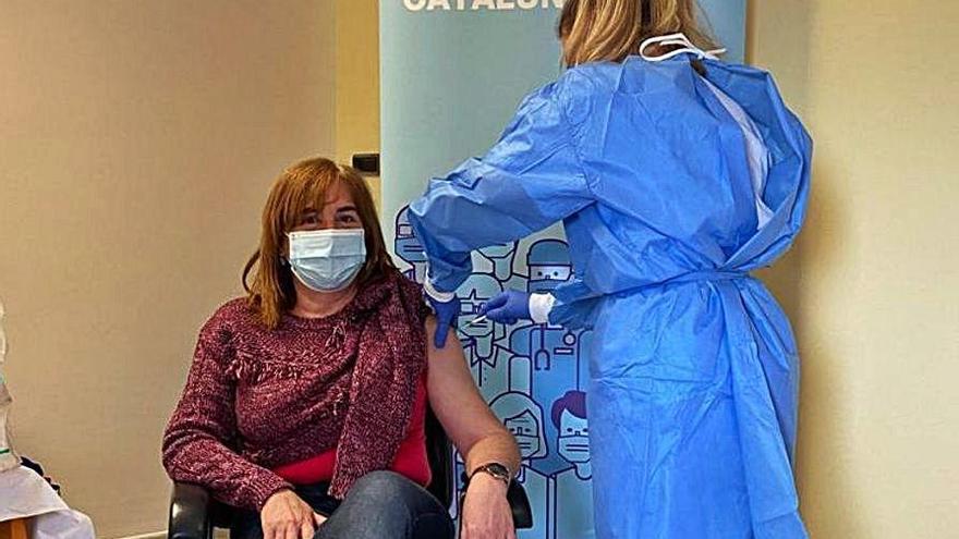 Una doctora rep la vacuna a Solsona