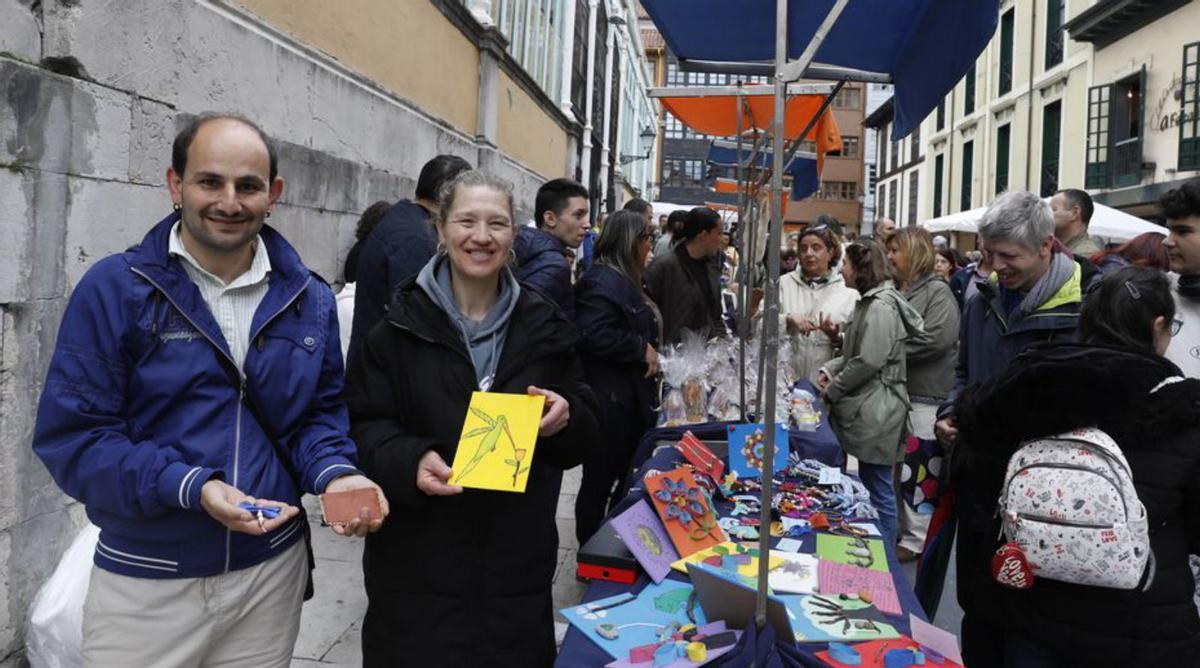 Emad Abou y Sandra Amigo, en un puesto de la Fundación Vinjoy. | FERNANDO RODRÍGUEZ