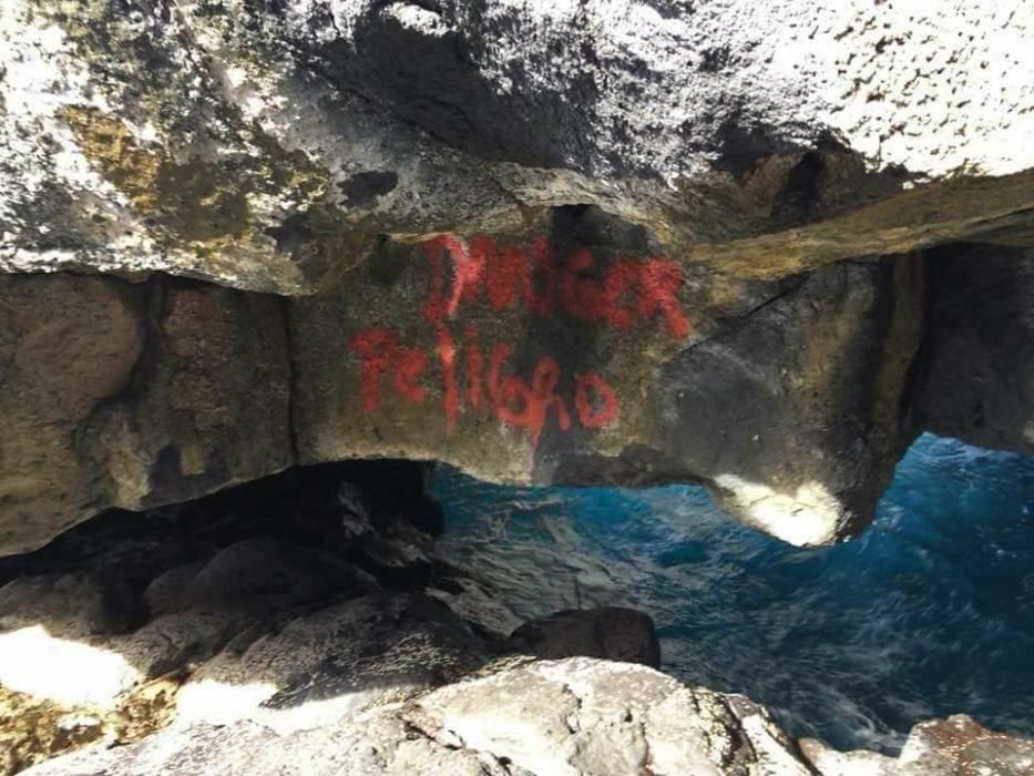Aviso desafortunado en una cueva de Santiago del Teide (Tenerife)