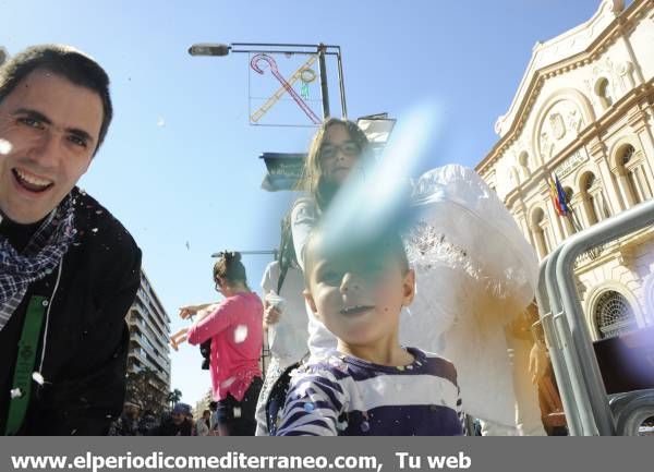 GALERÍA DE FOTOS - El Coso Multicolor inunda de confeti Castellón