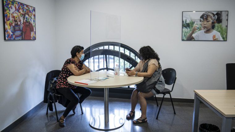 Una profesional de Barcelona Cuida durante un servicio de atención