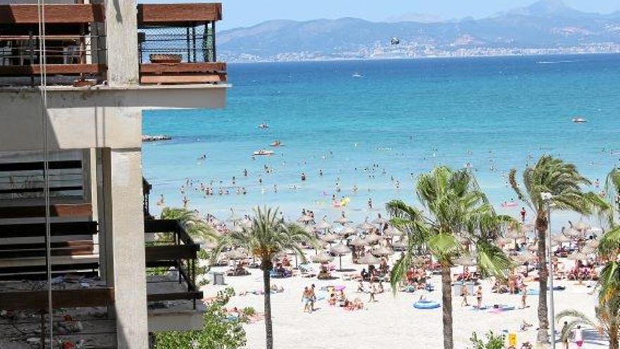 Blick auf den Strand vor der Urlauberhochburg Arenal.