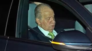 El rey Juan Carlos, serio, a su salida del Palacio de El Pardo tras la fiesta de Leonor