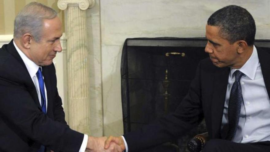 Netanyahu y Obama, estrechándose la mano, ayer, en la Casa Blanca.