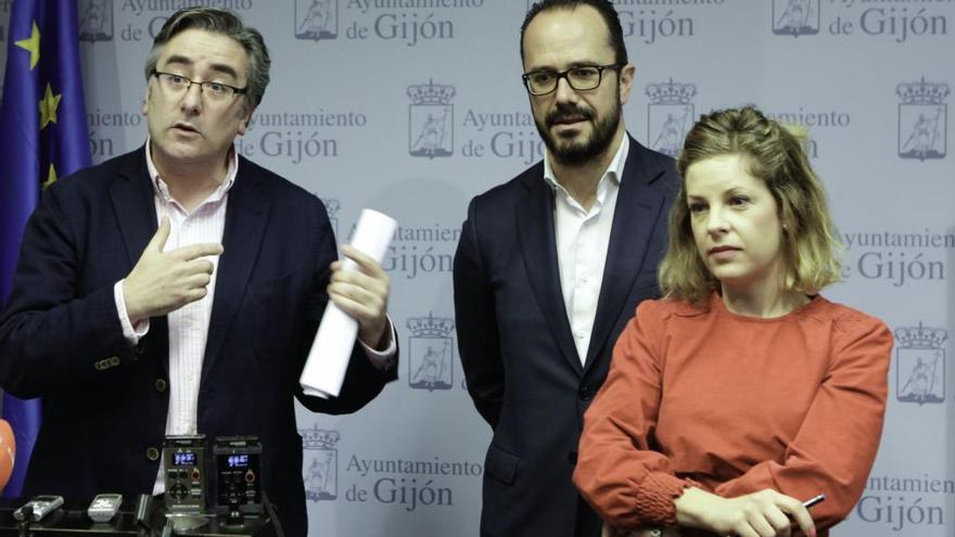 Pablo González, junto a representantes del Club de los Viernes y la Plataforma por la Libertad Educativa, en el momento de suspender su rueda de prensa de hoy