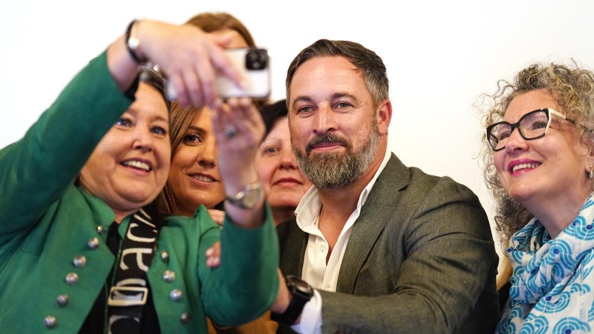 Abascal antes de un mitin en A Coruña hace días durante la precampaña.