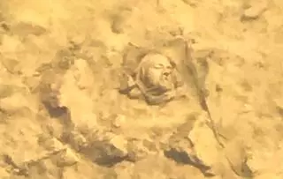 Uns veïns troben la cara d'una escultura sota l'aigua del riu Onyar, a Girona