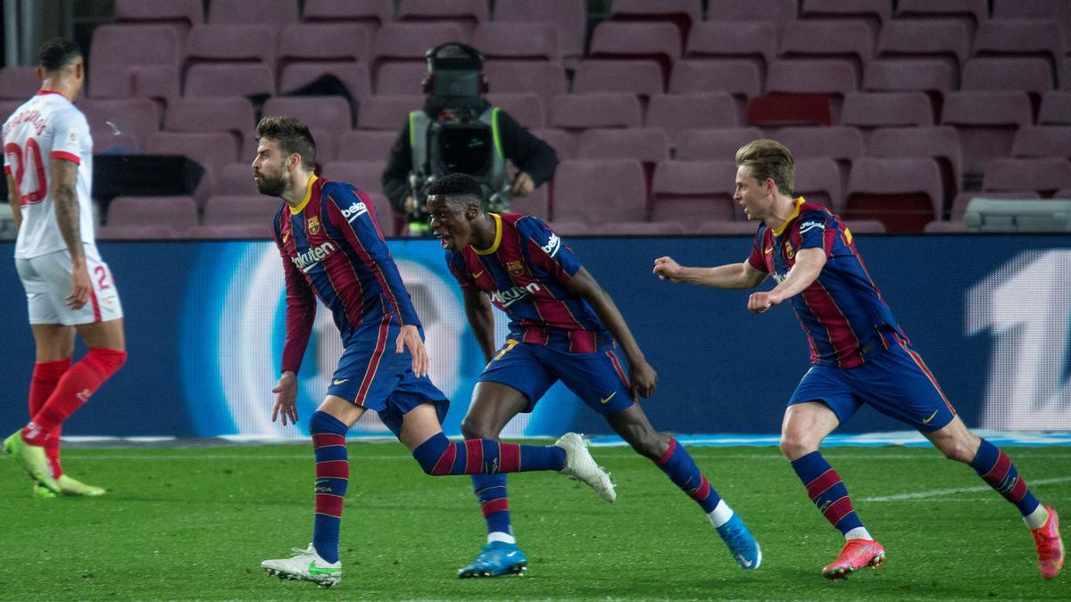 Piqué corre para celebrar su gol, perseguido por Ilaix Moriba y De Jong.