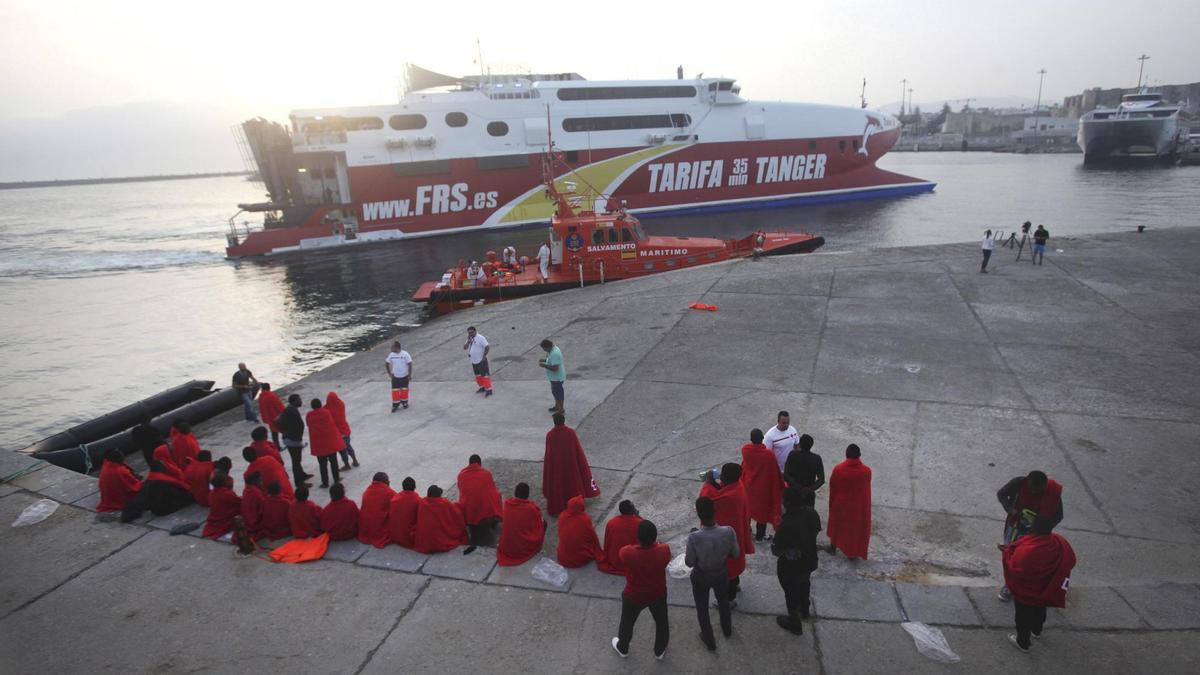 Inmigrantes rescatados por Salvamento Marítimo atendidos en el puerto de Tarifa. / Carrasco Ragel (Efe)