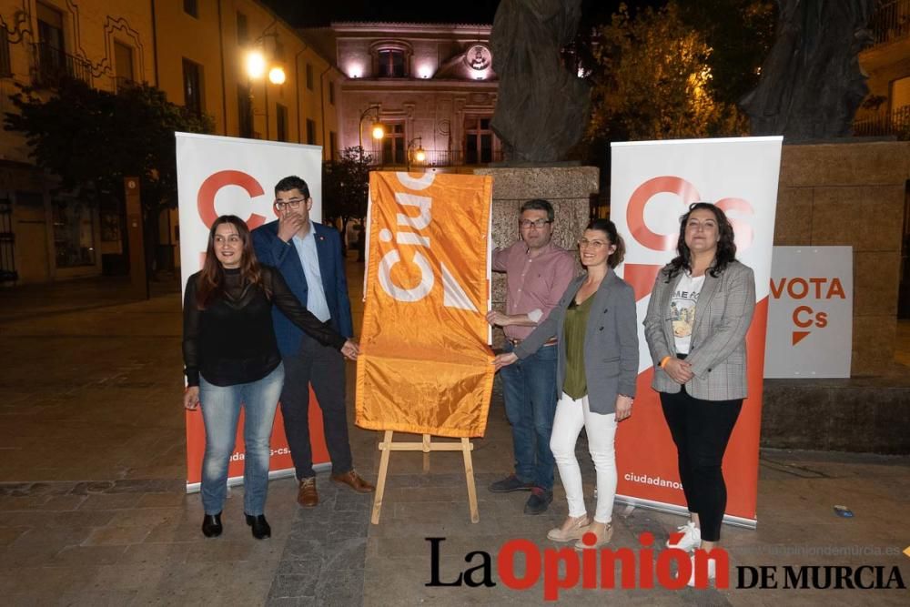 Pegada de carteles en Caravaca