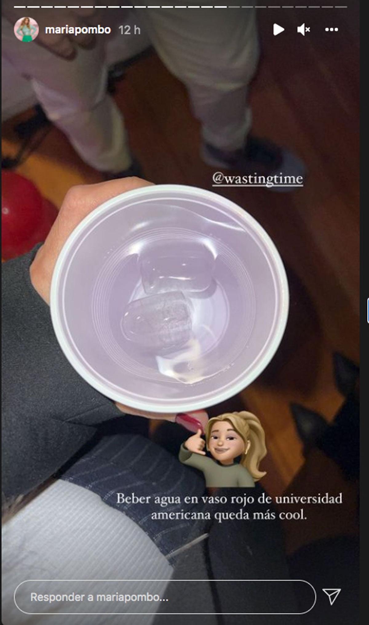 María Pombo bebiendo agua en un evento
