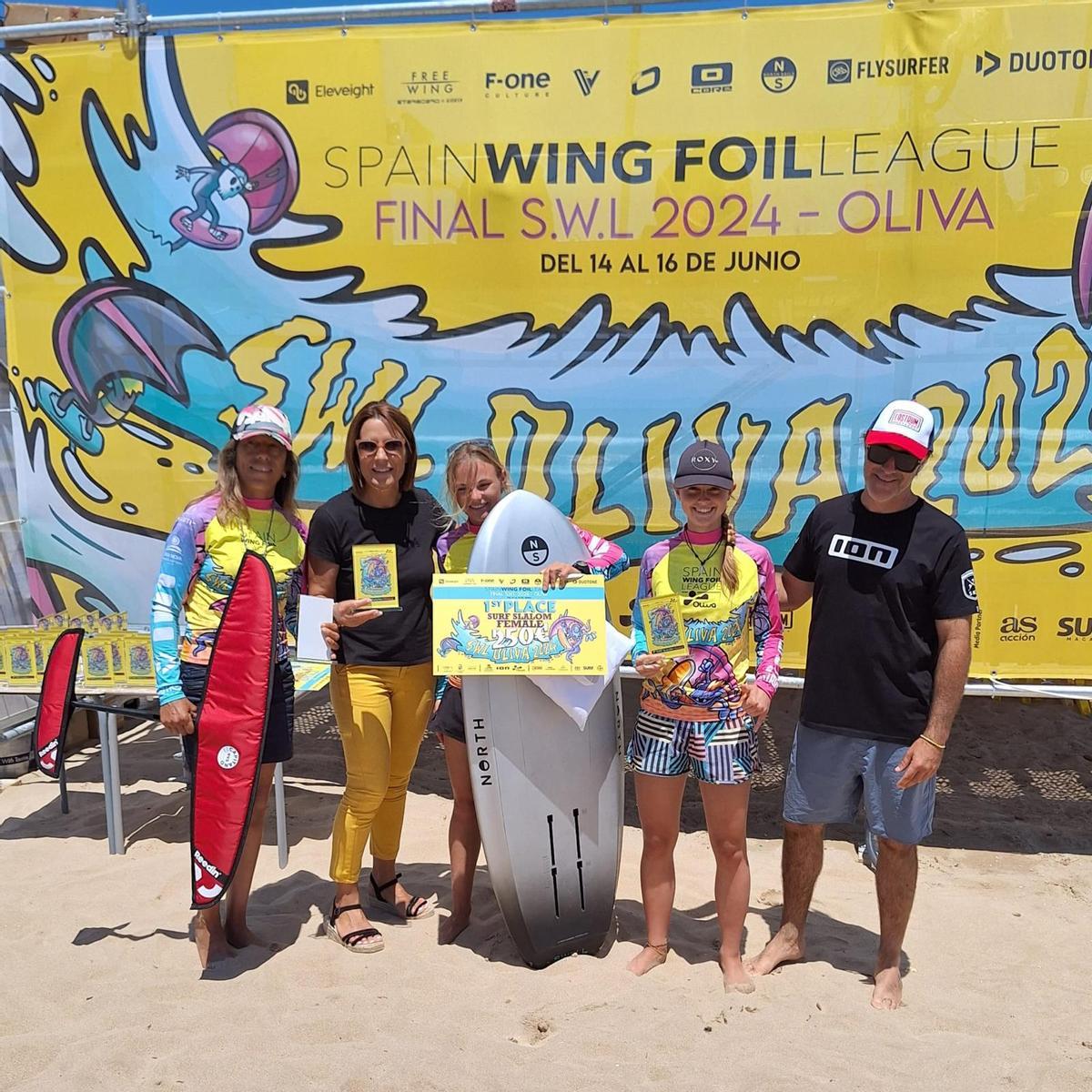 La alcaldesa de Oliva entrega el premio a Regaliz Sollom, ganadora femenina.