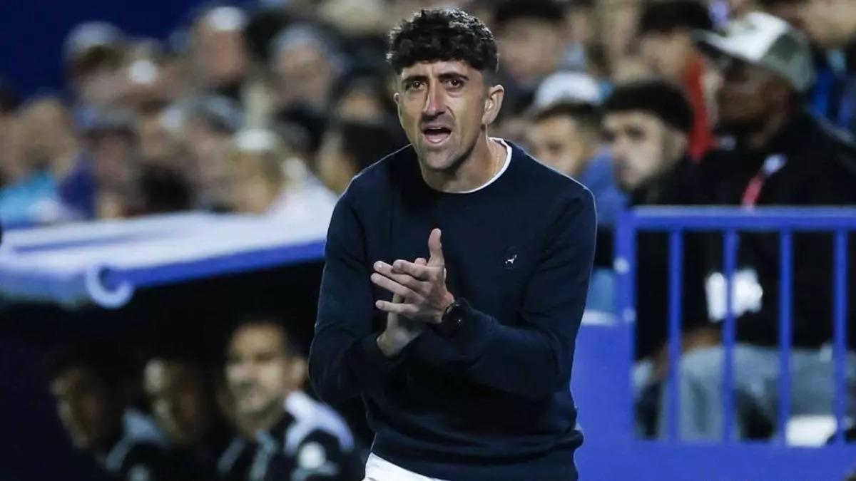 Pablo Hernández, entrenador del CD Castellón, durante un encuentro de Liga en esta temporada.