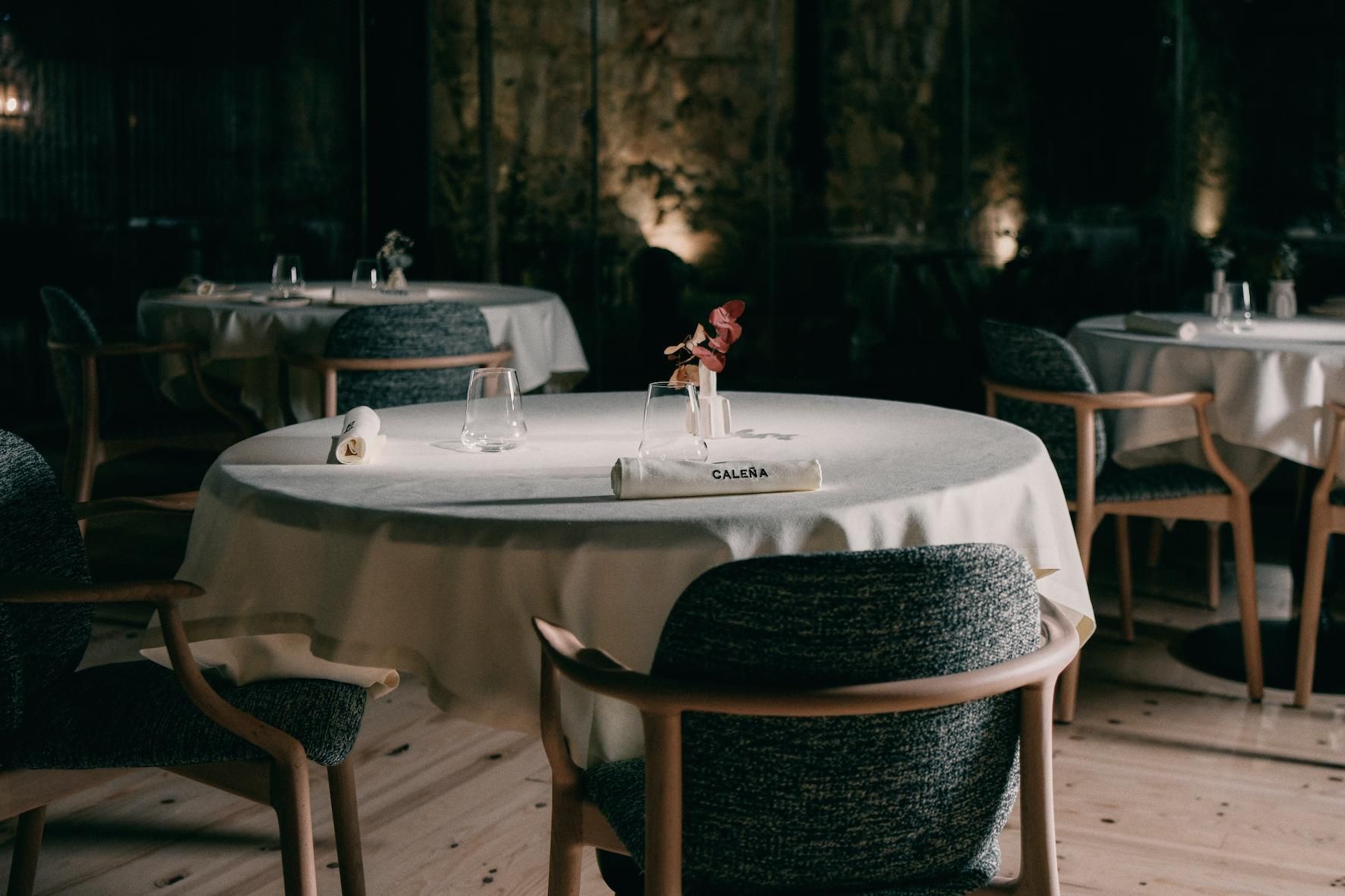 El restaurante Caleña cuenta con un gran ventanal abierto a la muralla