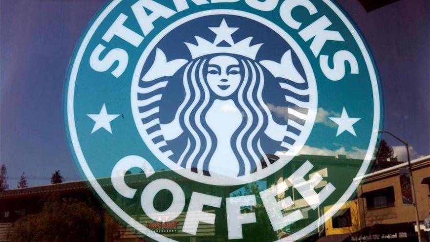 Starbucks permitirá sentarse en sus locales o usar el baño sin consumir