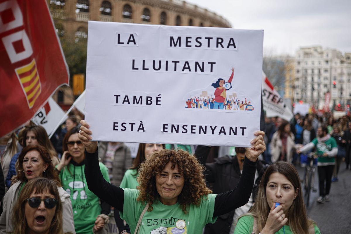 GRAFCVA1180. VALÈNCIA, 11/12/2025.- Huelga general en el sistema educativo público no universitario de la Comunitat Valenciana, convocada por los sindicatos Stepv, CSIF, CCOO y UGT y con el apoyo de la Plataforma en defensa de l'Enseyament Públic, para reclamar condiciones laborales dignas, rebaja de las ratios de alumnado, mejores infraestructuras, eliminación de los recortes de profesorado y potenciación del valenciano, con concentraciones y manifestaciones en las tres provincias. EFE/Biel Aliño