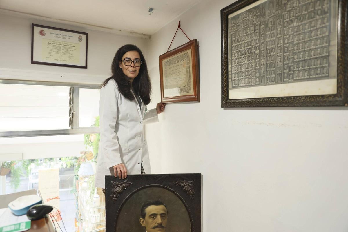 Belén del Campo, con el retrato de su tatarabuelo, el fundador de la Farmacia Estrada