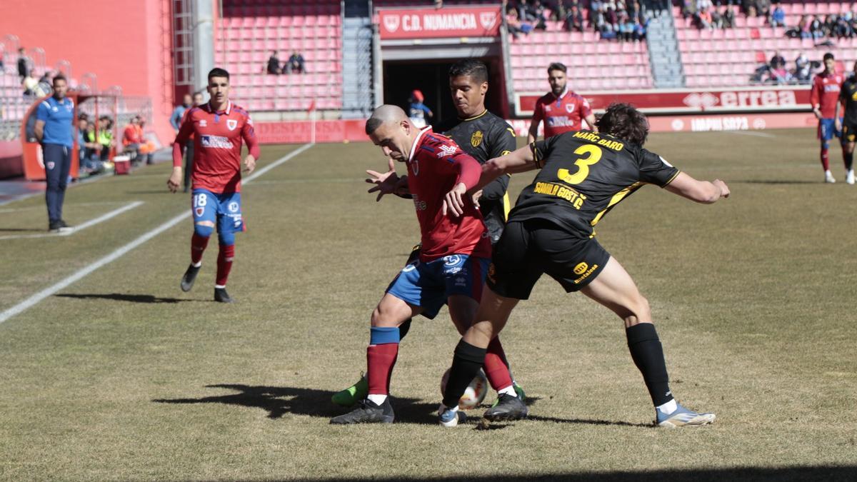 Marc Baró pugna por el balón en el partido ante el Numancia.