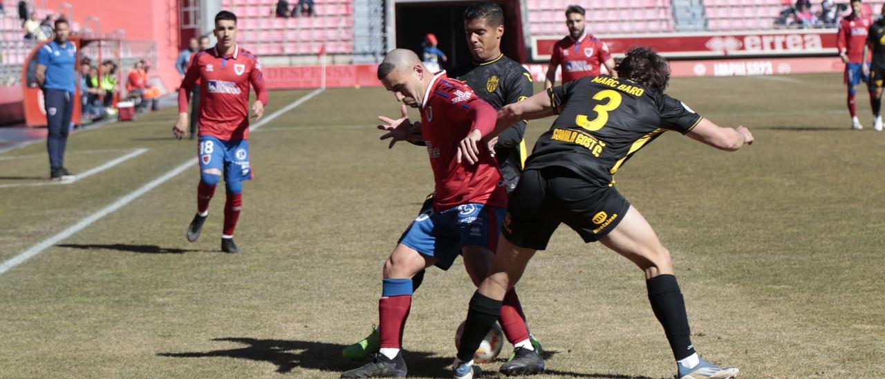 Marc Baró pugna por el balón en el partido ante el Numancia.