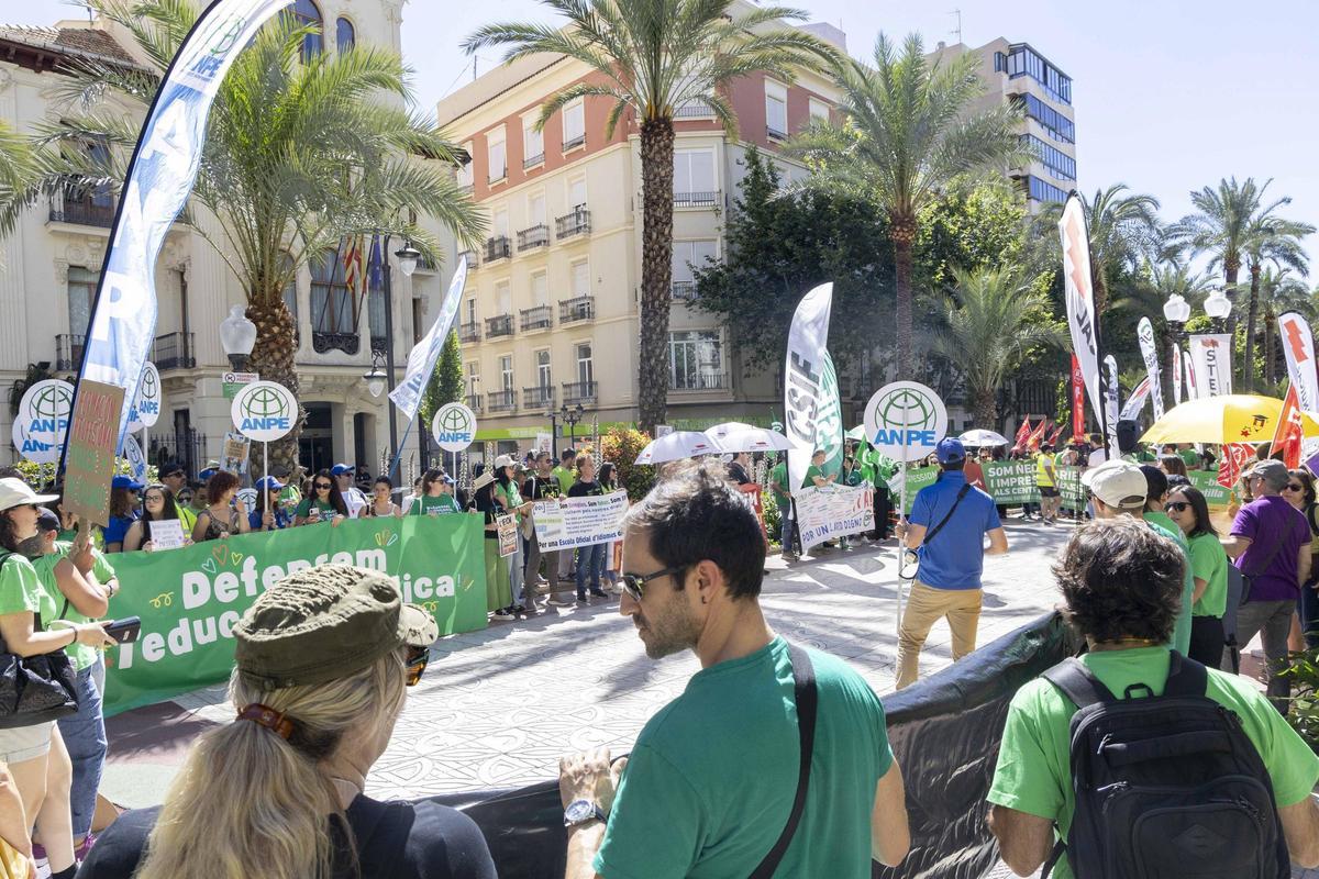 Noveno día de huelga de profesores: la lucha docente sigue viva en Alicante Noveno día de huelga de profesores: la lucha docente sigue viva en Alicante