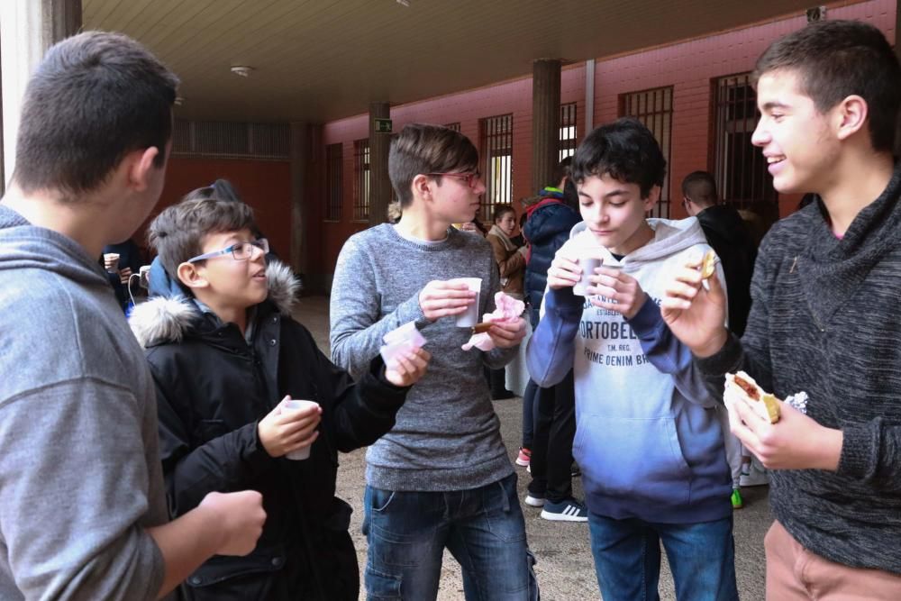 Chocolatada solidaria en el IES La Vaguada.