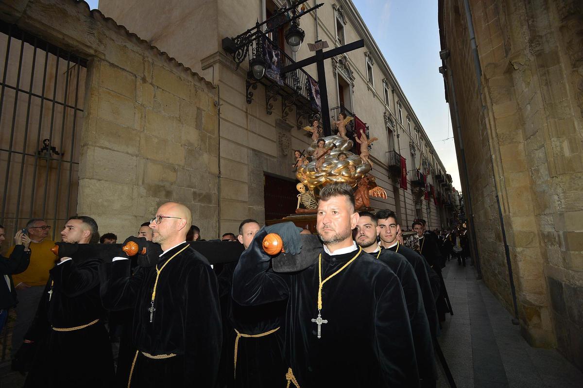 Junto a la singularidad institucional del Santo Entierro, la procesión destaca también por la calidad y el valor de la imaginería que puede contemplarse en sus calles.