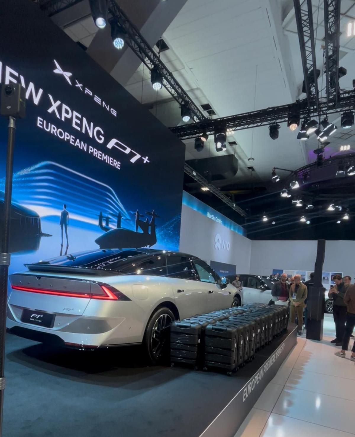 Prueba de la capacidad del maletero del Xpeng P7+ en el Salón de Bruselas.