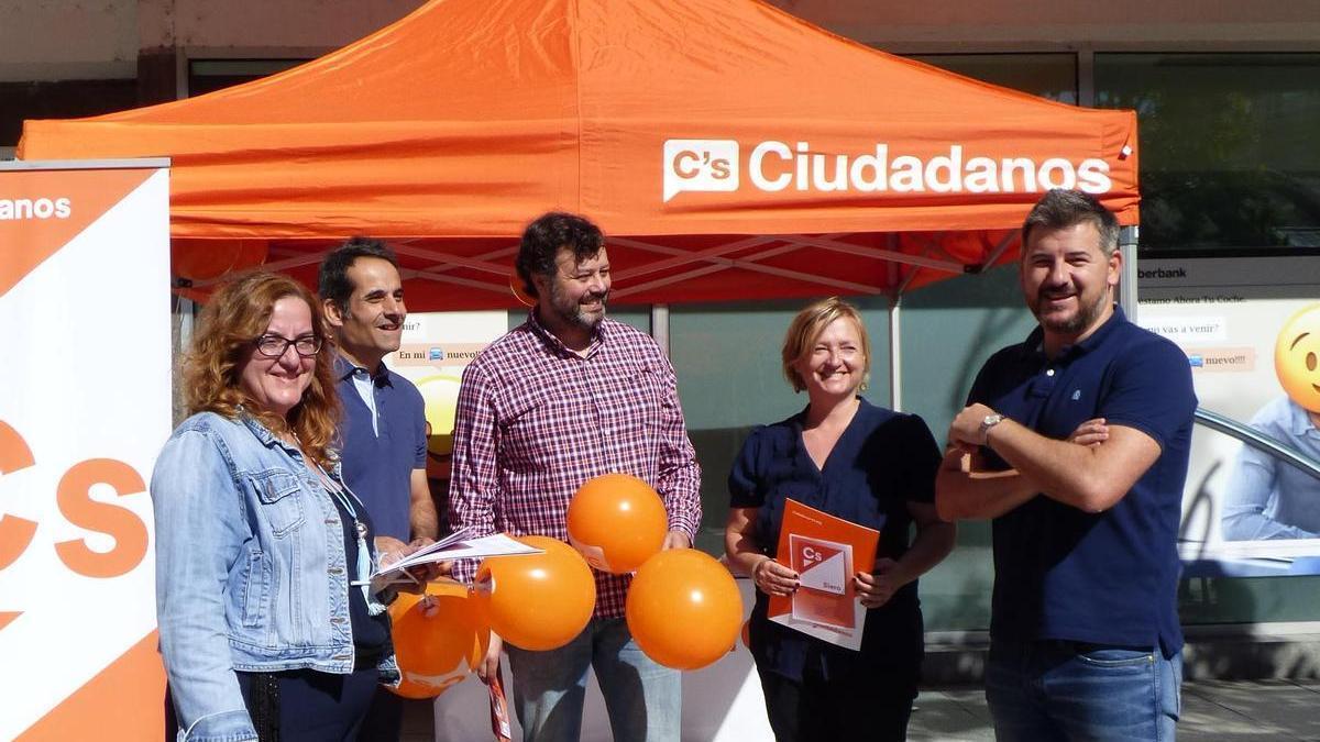 Por la izquierda, María Luisa Madrid, Javier Martínez, Pablo Pereda (excoordinador de Cs en Siero), Almudena Martínez (excoordinadora) y Sergio García, en Pola de Siero, en una imagen de archivo.